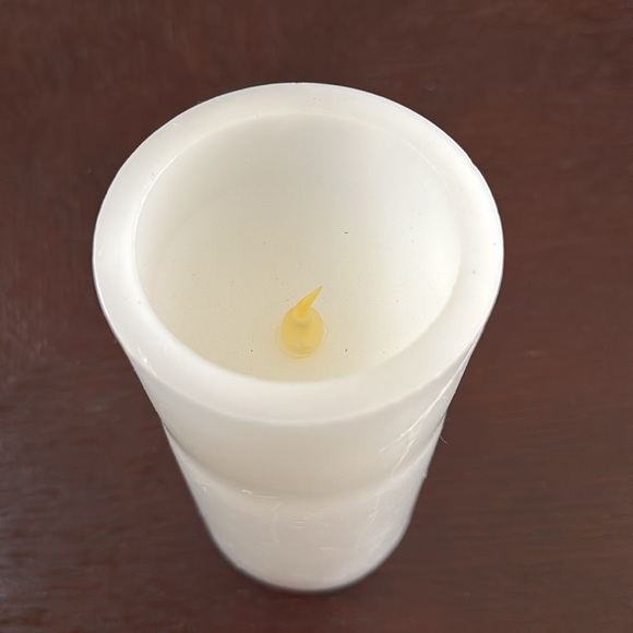 White real wax battery-operated candle - Picture 3 of 4